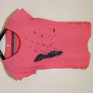 Voici| Pink Short Sleeve T-shirt With Black Feather and Birds On Front